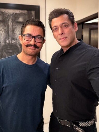 सलमान की फैंस को ईदी, आमिर संग शेयर की सेल्फी, फैंस बोले- अमर-प्रेम आ गए