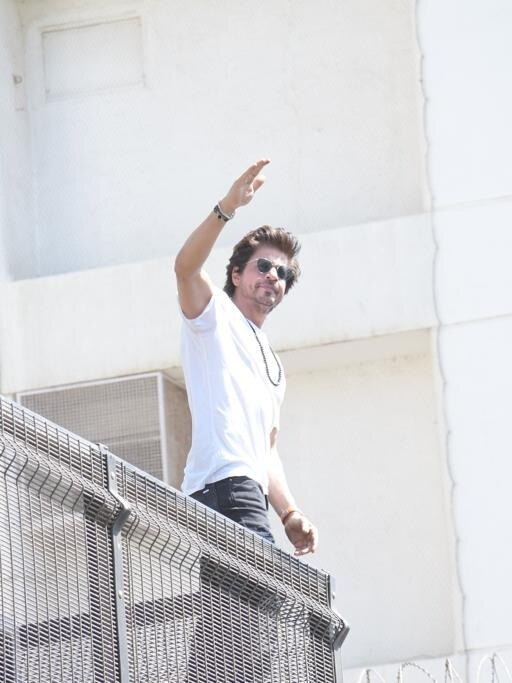 शाहरुख ने दी 'ईदी', मन्नत के बाहर मौजूद फैन्स को बोला- ईद मुबारक