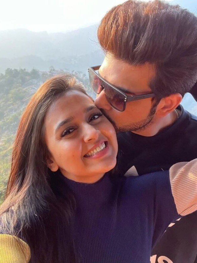 8 साल बड़े एक्टर को डेट करने पर एक्ट्रेस हुई ट्रोल, रोते हुए बोलीं- मैं बहुत खुश हूं 