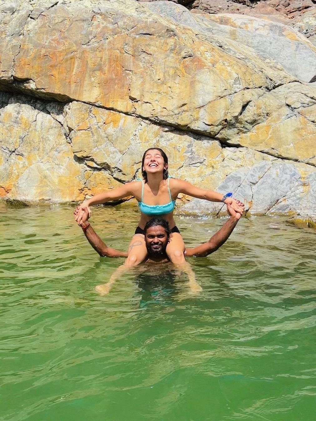 पानी में करतब करती दिखीं तारक मेहता की 'सोनू', फैन्स बोले- भिड़े की बेटी बिगड़ गई