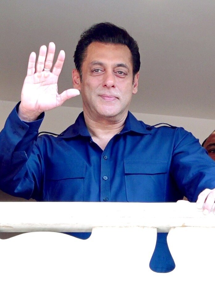 सलमान खान ने दी फैन्स को डबल 'ईदी', उमड़ा सैलाब, 'भाईजान' ने जोड़े हाथ
