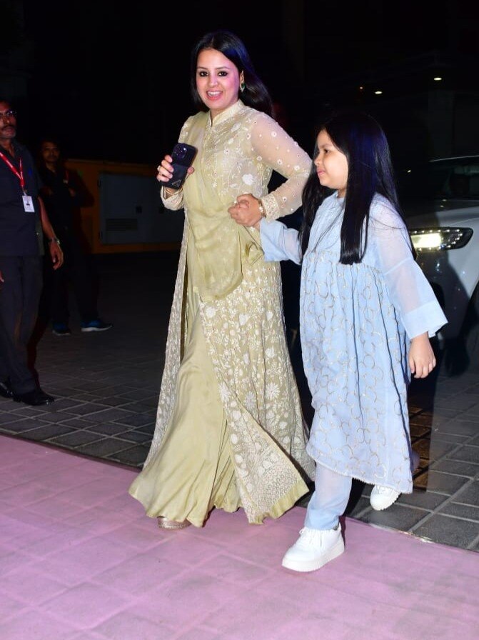 ईद पार्टी में बेटी जीवा संग पहुंची साक्षी धोनी, फैंस खुश, बोले- इतनी बड़ी हो गई