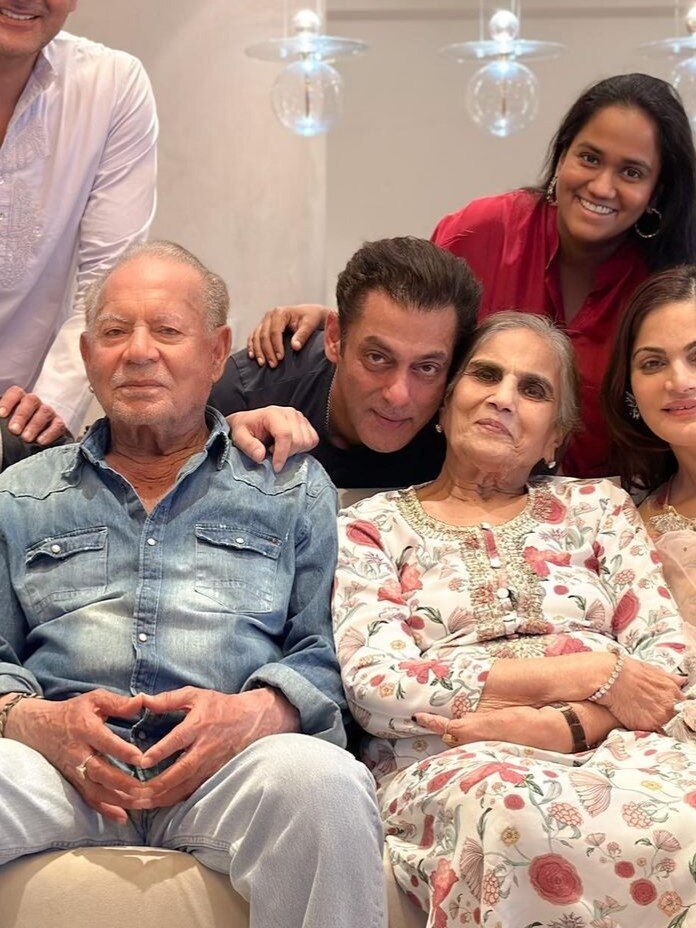 परिवार संग धूमधाम से सलमान ने मनाई ईद, मां सलमा पर लुटाया प्यार, Inside Photos