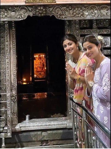 मांग में सिंदूर-बालों में गजरा, एक्ट्रेस ने की दुर्गा परमेश्वरी की पूजा, हाथ जोड़ बोलीं...