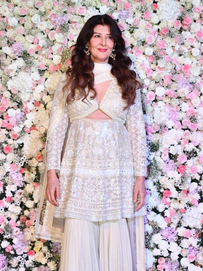 62 की उम्र में सलमान की एक्स गर्लफ्रेंड का सिजलिंग लुक, भाईजान संग मनाई ईद