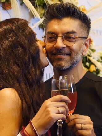 एक्ट्रेस ने पति को पार्टी में किया Kiss, हुईं रोमांटिक, फैन्स बोले- बहुत खूब