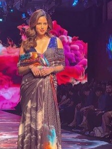 साड़ी में 'मिस यूनिवर्स' का रैंप वॉक, हुईं बॉडी शेम, यूजर्स बोले- पतली नहीं हुईं