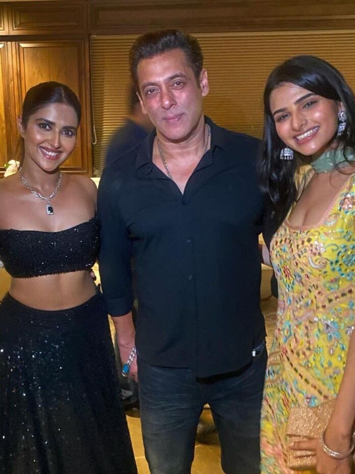 'मैंने प्यार किया मल्टीवर्स', भाग्यश्री-मोहनीश की बेटियों संग सलमान ने दिए पोज