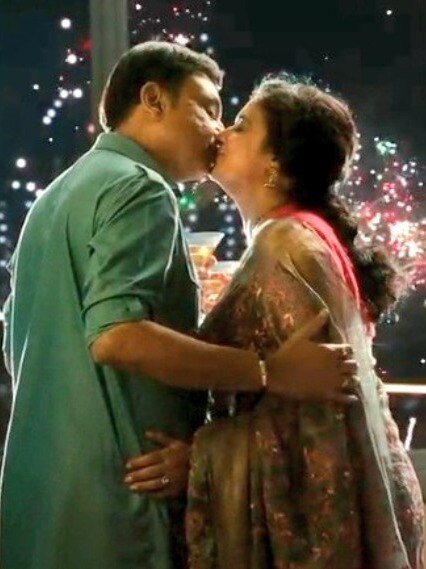 चौथी पत्नी संग 59 साल के एक्टर का रोमांस, स्क्रीन पर किया Liplock