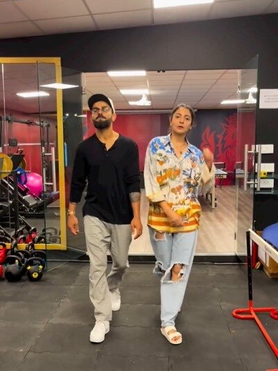 अनुष्का ने कोहली संग जिम में मारा डांस पर चांस, क्र‍िकेटर का हुआ ऐसा हाल