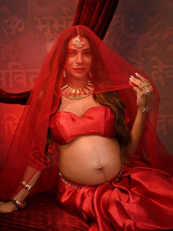 38 साल की एक्ट्रेस ने फ्लॉन्ट किया बेबी बंप, पीछे लिखा गायत्री मंत्र, फैंस हुए इम्प्रेस