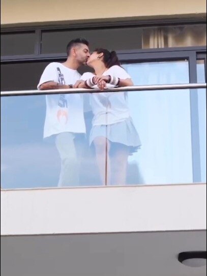 बालकनी में पति संग इंटीमेट हुईं दलजीत, किया Liplock, वायरल हुआ रोमांस