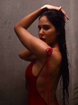 ओपन में शावर लेती दिखी एक्ट्रेस, बैकलेस ड्रेस में ढाया कहर, फैन्स बोले- वाओ