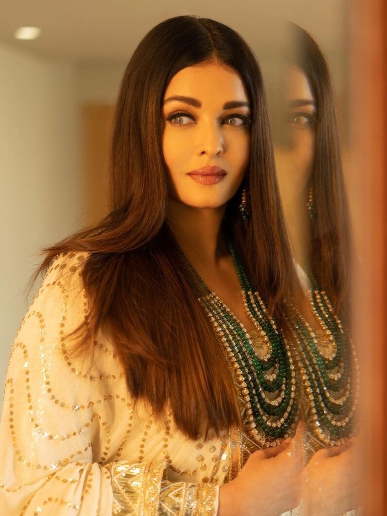 व्हाइट सूट में 49 की ऐश्वर्या का गजब अंदाज, पत्नी के लुक्स पर दिल हारे अभिषेक