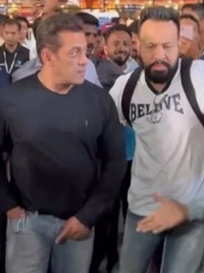 सलमान को छूने की कोश‍िश, गुस्से में आए शेरा, भीड़ को मारा धक्का