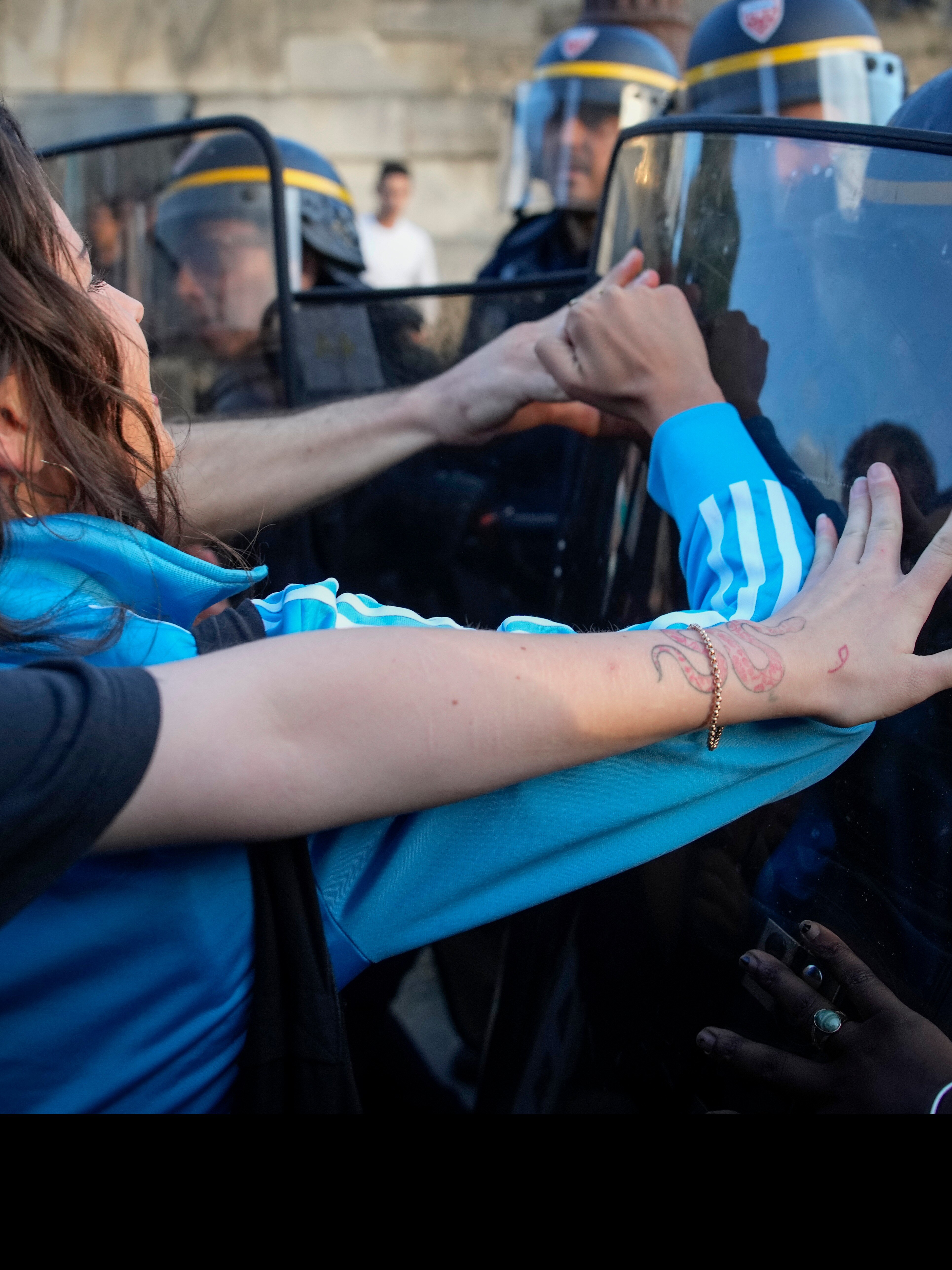 France riots: Paris suburb mayor attacked, stores looted, 5,600 cars torched; All you need to know