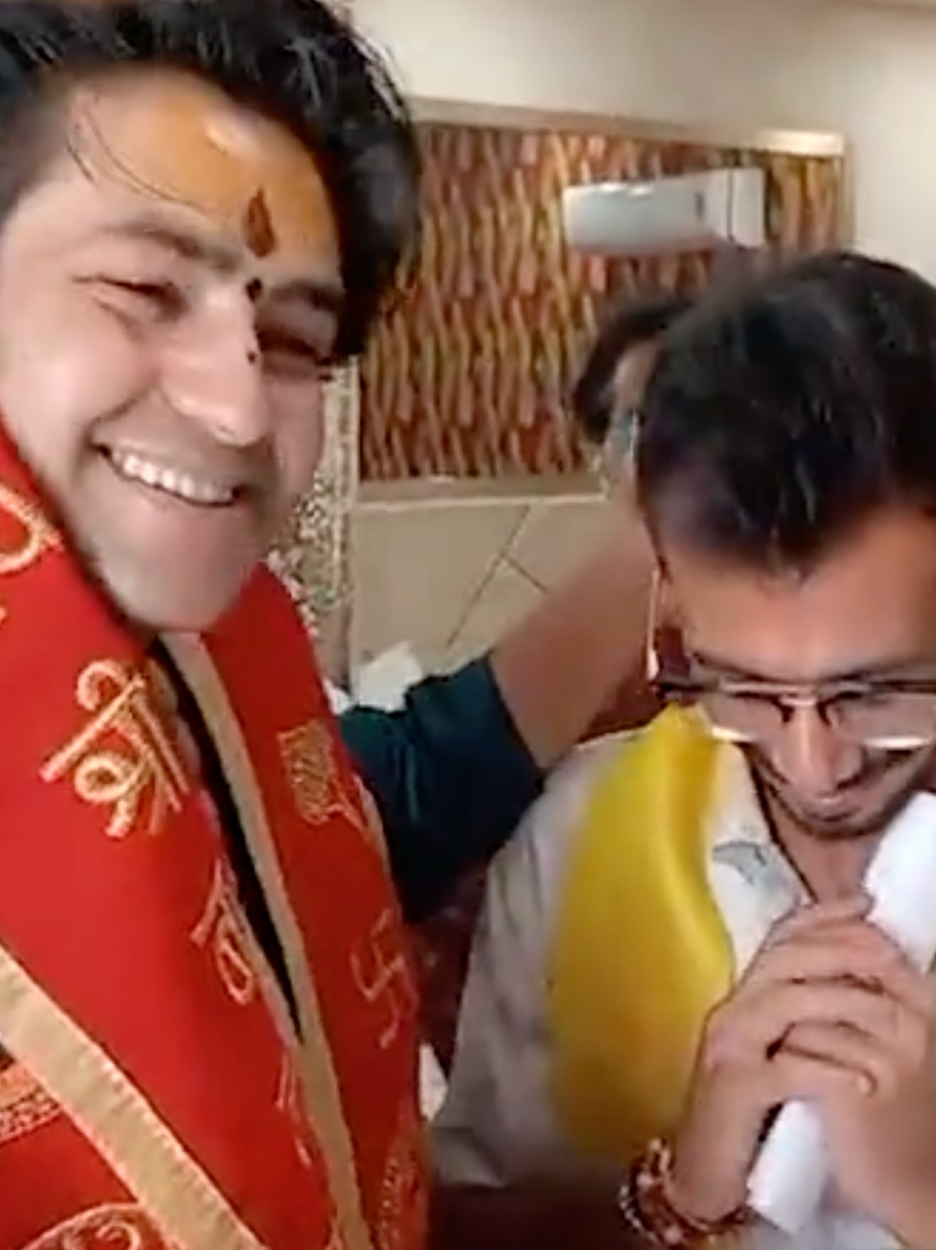 Yuzvendra Chahal meets Dhirendra Shastri - Bageshwar Dham Sarkar at Rajasthan's Khatu Shyam Ji Temple after Asia Cup snub