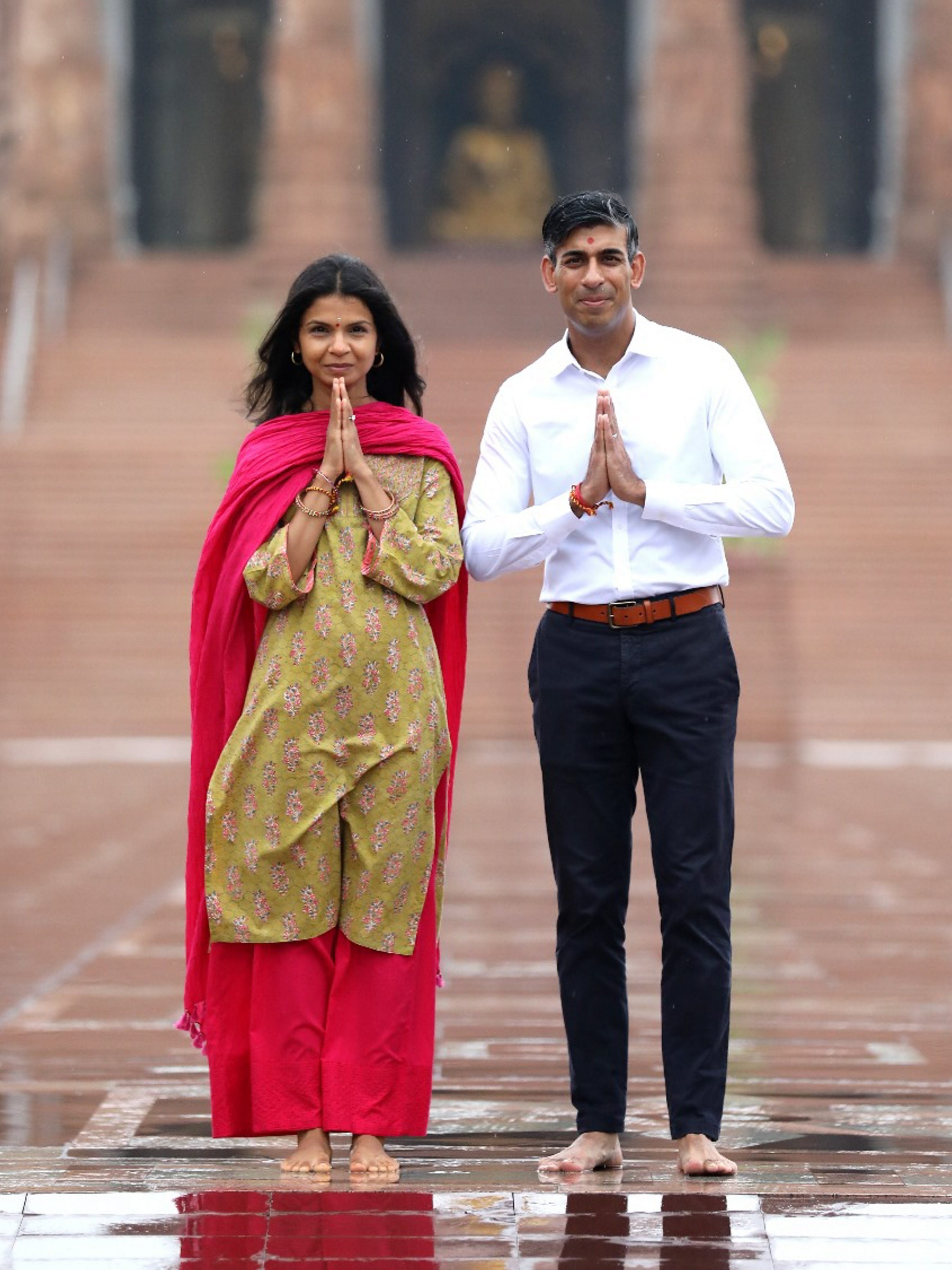 Watch! Rishi Sunak visits Akshardham Temple with wife Akshata Murty