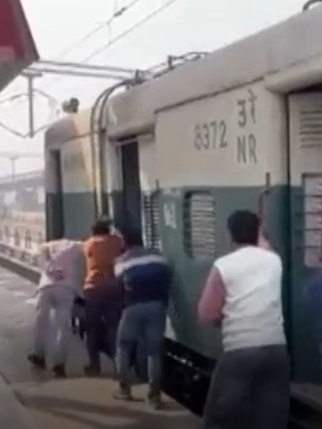 ट्रेन में धक्का लगाने का वीडियो हो रहा वायरल, सामने आई ये सच्चाई