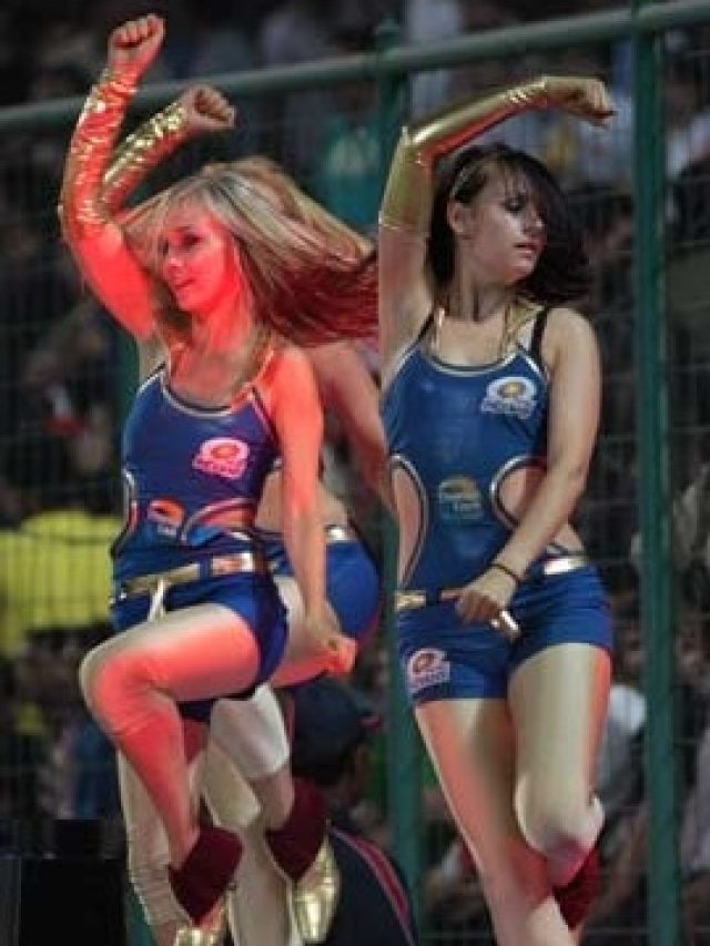 मैच देखने नहीं, चीयर लीडर्स को देखने गांव में जुटी भारी भीड़