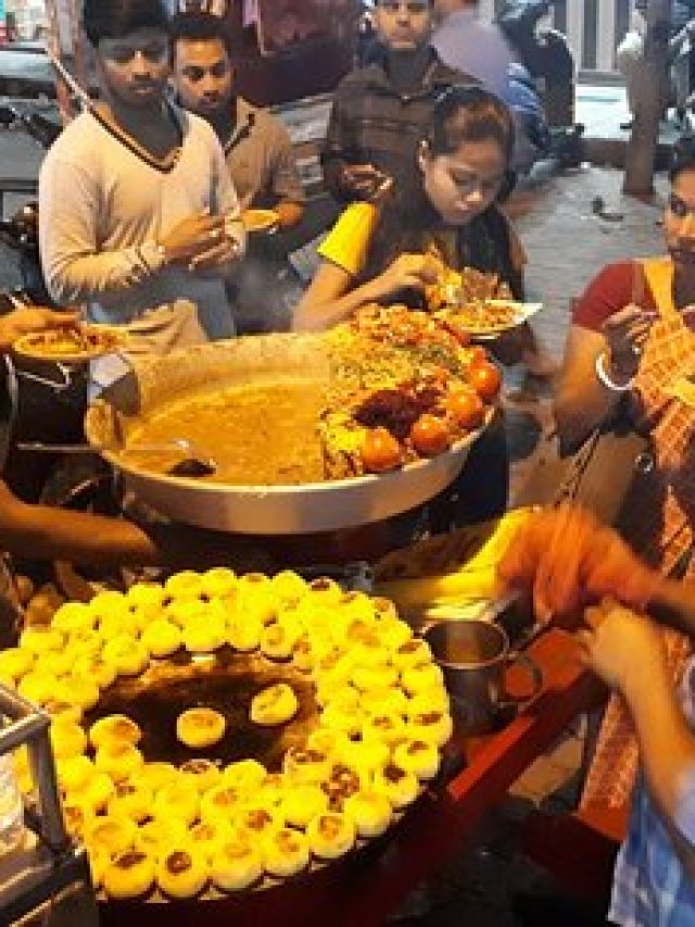 প্রথমবার কলকাতায়? যে স্ট্রিট ফুডগুলি চেখে দেখতেই হবে