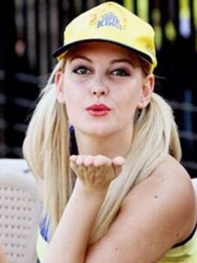 डबल मीनिंग वाले भोजपुरी गानों पर चीयर गर्ल्स ने लगाए ठुमके