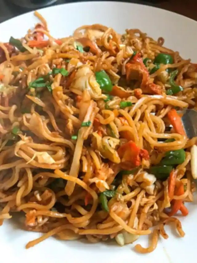 বাড়ির চাউমিনে দিন এই মশলা, স্বাদ হবে দোকানের মতো