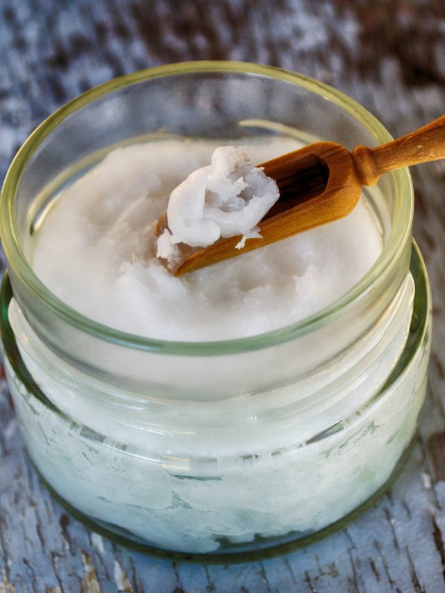 নারকেল তেলে মেশান এই ক্যাপসুল, খসে পড়া চুল জোড়া লাগবে