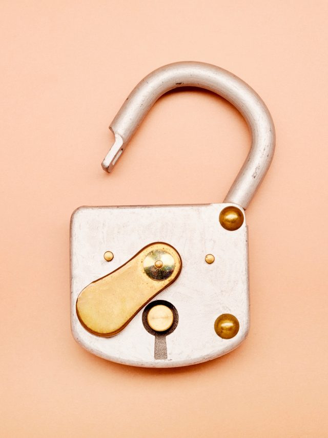 বালিশের তলায় রাখুন লোহার তালা, শুরু হবে খেলা!