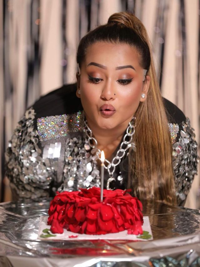 तलवार से काटा Birthday केक, देखें शनाया खान का वीडियो