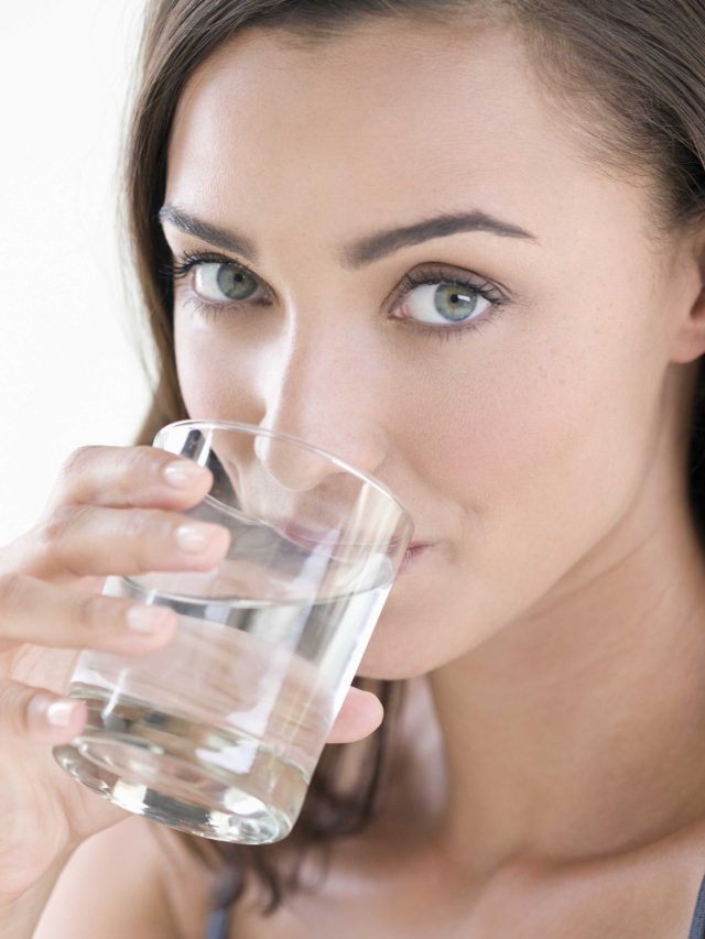 গরমে বয়স অনুযায়ী কতটা জলপান করা উচিত? জেনে নিন