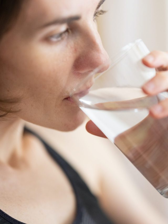 প্রস্রাবের পরেই  ঢকঢক করে জল খান? দেহের এই অঙ্গের বড় ক্ষতি