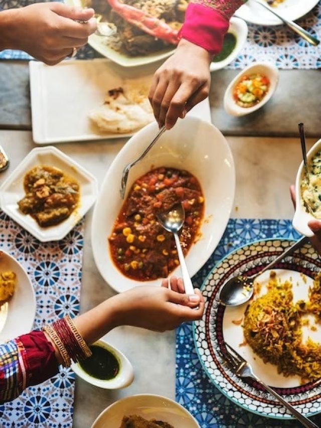 ফ্রিজে রেখে এই ৫ খাবার খেলেই বিপদ!