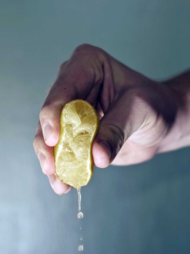 লেবুর সঙ্গে এই ৪ খাবার খাওয়া মারাত্মক, পাতে ভুলেও রাখবেন না