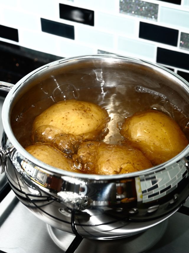 আলুর খোসা মহৌষধ? উপকারগুলি জানলে ফেলবেন না