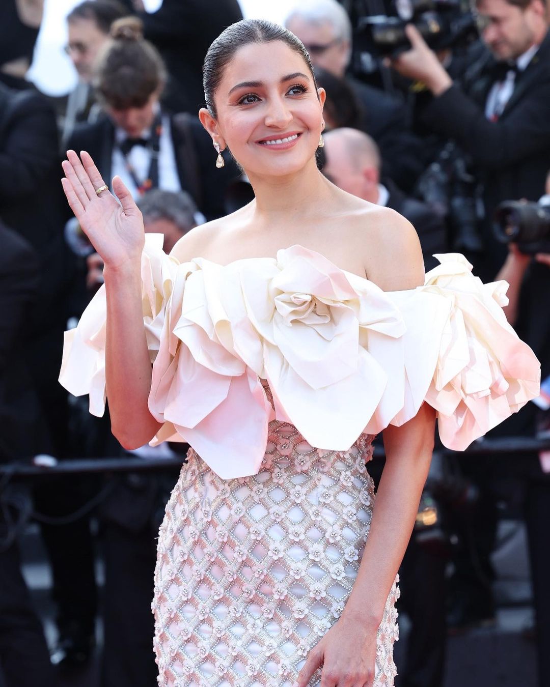 आ गया वो पल, जिसका था इंतजार, अनुष्का शर्मा की हुई कान्स में एंट्री, देखें  लुक - Anushka sharma at cannes 2023 stuns in off white off shoulder gown  video photos viral