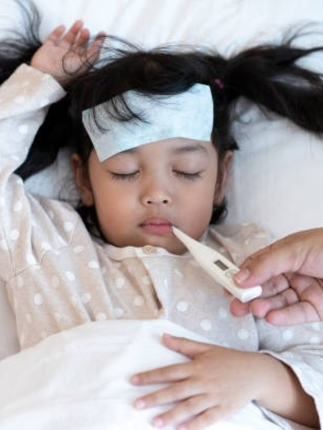 बच्चे को आ रहा है बुखार? माता-पिता भूलकर भी ना करें ये गलतियां