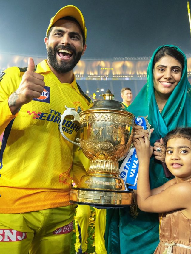 IPL-এর ট্রফি সন্তানদের সঙ্গে ভাগ করে নিলেন ধোনি-জাদেজারা
