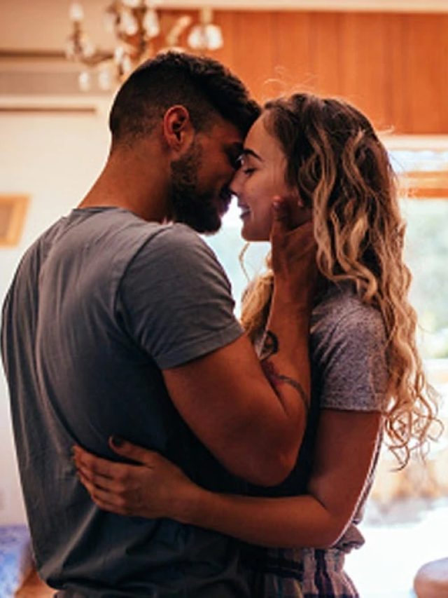 মহিলাদের দিনের এই সময়ে তুঙ্গে থাকে রোমান্টিসিজম, পুরুষেরা কাছে যাওয়ার আগে জানুন