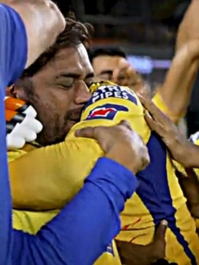 ধোনি যখন কেঁদে ফেললেন, VIRAL