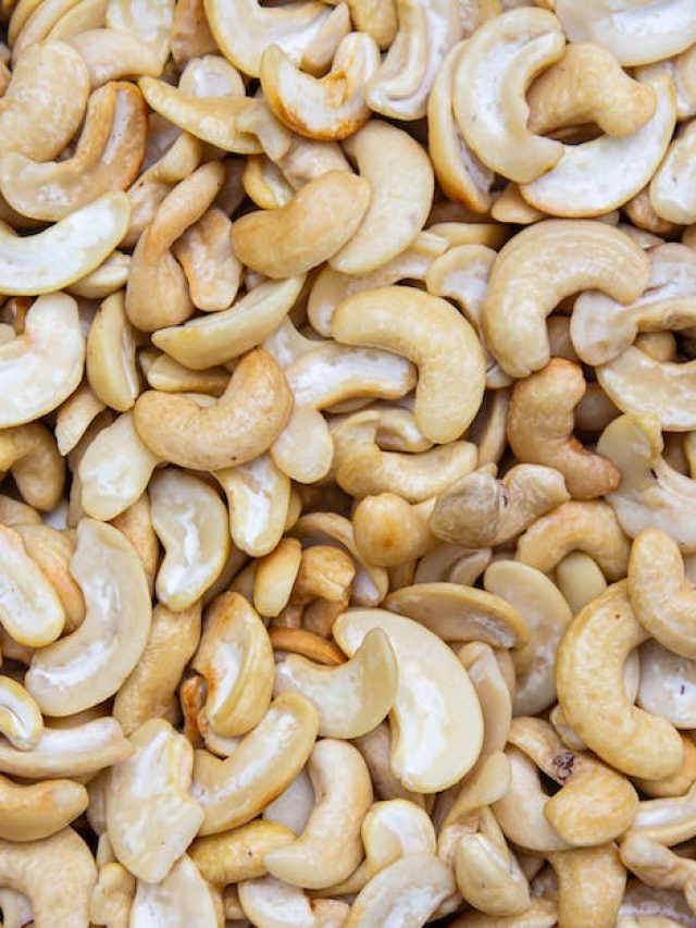 মুঠো মুঠো কাজু খাচ্ছেন? এই ৪ বিপদ থেকে সাবধান