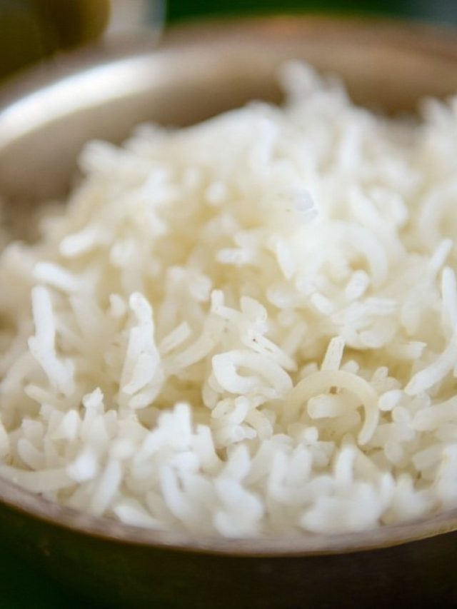 ভাত গলে গেলে ঝরঝরে করবেন কী করে? টিপস রইল