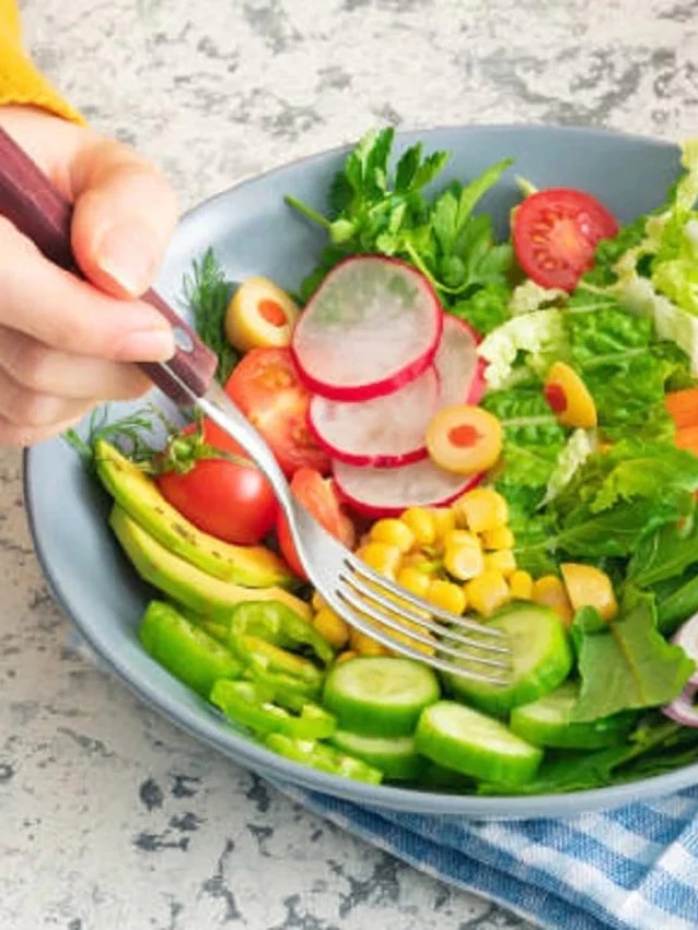 বর্ষাকালে এগুলো খেলেই হতে পারেন অসুস্থ, সাবধান