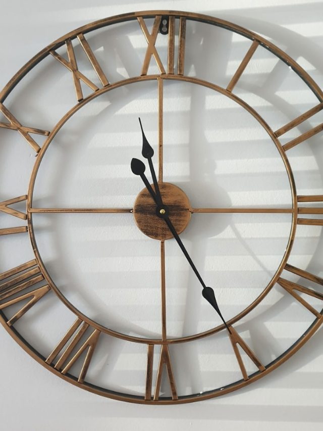 সংসারে অশান্তি-দারিদ্র, ঘড়িটা ভুল জায়গায় নেই তো?