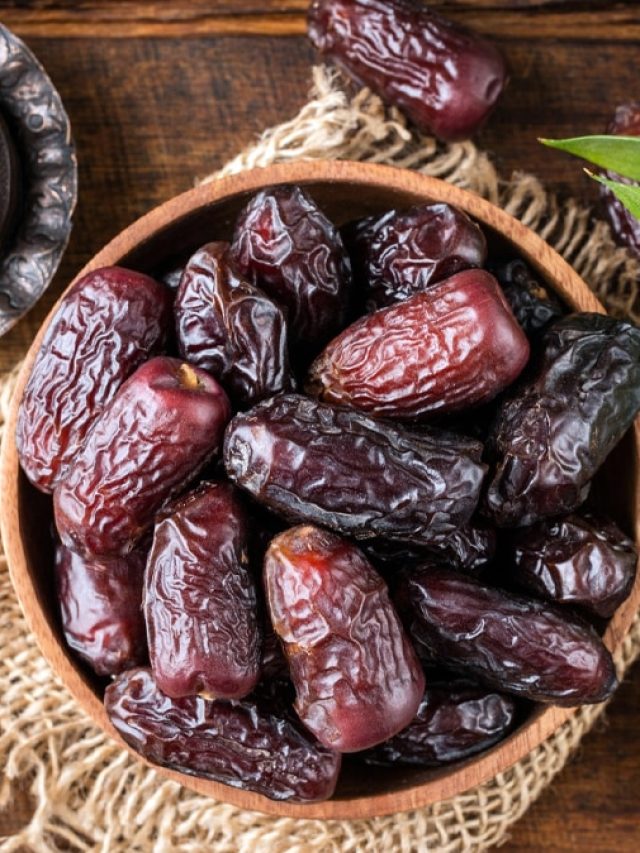 জলে ভেজানো খেজুর খেলে দ্বিগুণ উপকার মেলে