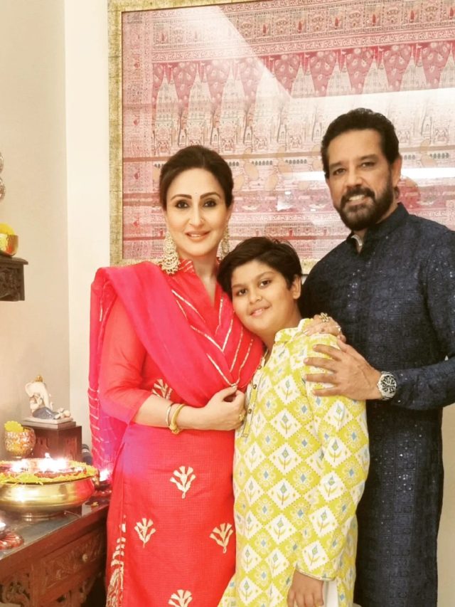 বিয়ের ১২ বছর পর স্ত্রী জুহি বব্বরের সঙ্গে স্ক্রিন শেয়ার অনুপ সোনির