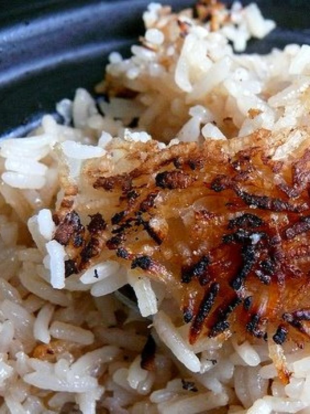 ভাত পুড়েছে? পোড়া গন্ধ কাটান এই উপায়ে