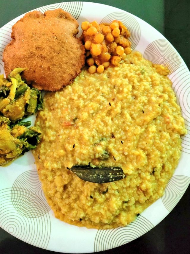 বৃষ্টির দিনে গরম গরম ফুলকপির খিচুড়ি হয়ে যাক, এটাই সেরা রেসিপি