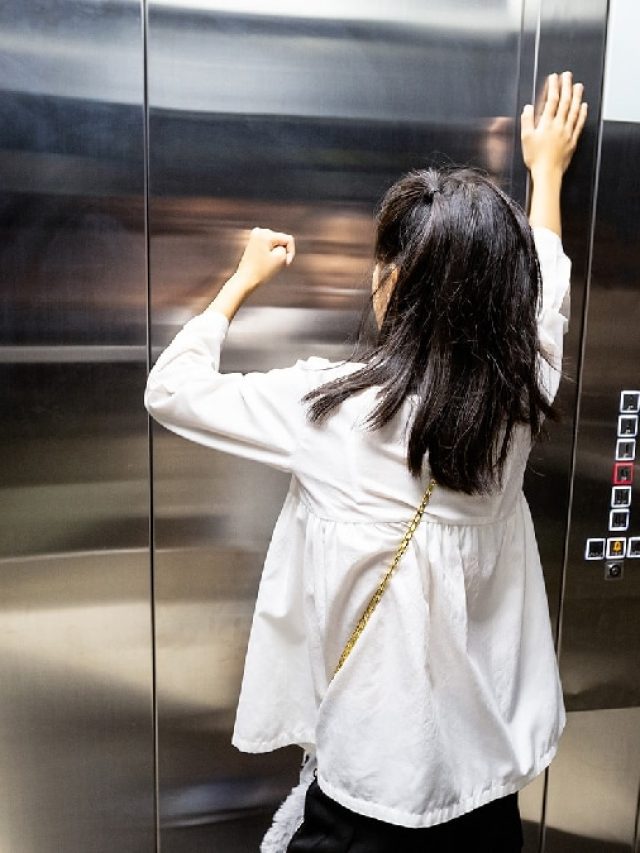 লিফট হঠাত্‍ আটকে গেছে? ঘাবড়ে না গিয়ে যা করবেন