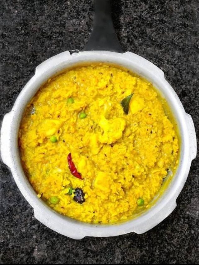 এই 'সিক্রেট'-এর কারণে অন্য খিচুড়ির থেকে আলাদা ভোগের খিচুড়ি;  রইল রেসিপি